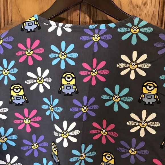 Minions Universal Studios Scrub Top Women's XS Despicable Me Floral 3 Pocket - Picture 9 of 9